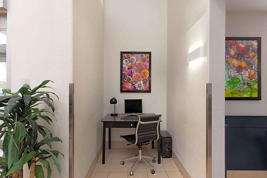 Super 8 by Wyndham St-Jerome