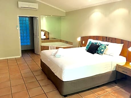 Deluxe King Room with Spa Bath (not suitable for children under 10)