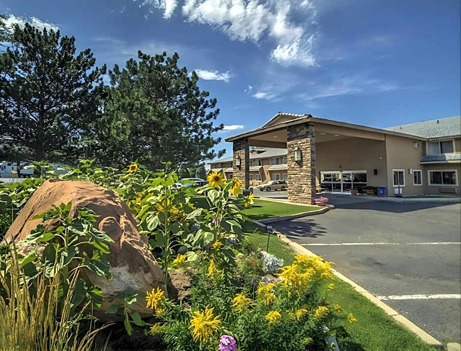 Photo 1 of 47 of Moab Valley Inn