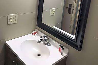 Travelodge by Wyndham Avenel Woodbridge