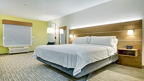1 King Suite Comm Mobil Access with Tub