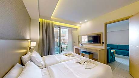 Superior One-Bedroom Apartment with Pool View