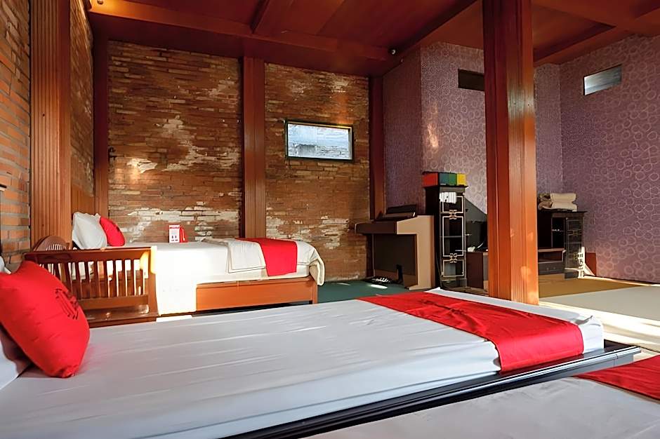 RedDoorz Syariah near Menara Kudus