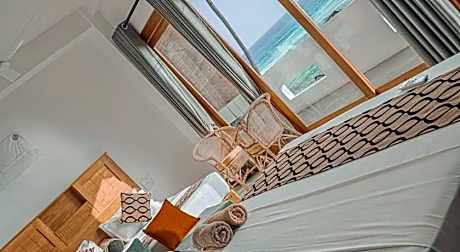 MANTA RAY MANOR HAVEN -Nestled on Sri Lanka's Southern Coast, offers Luxurious rooms with Ocean, Gar
