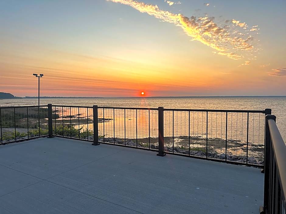 Terrace Bay Hotel - Lakefront