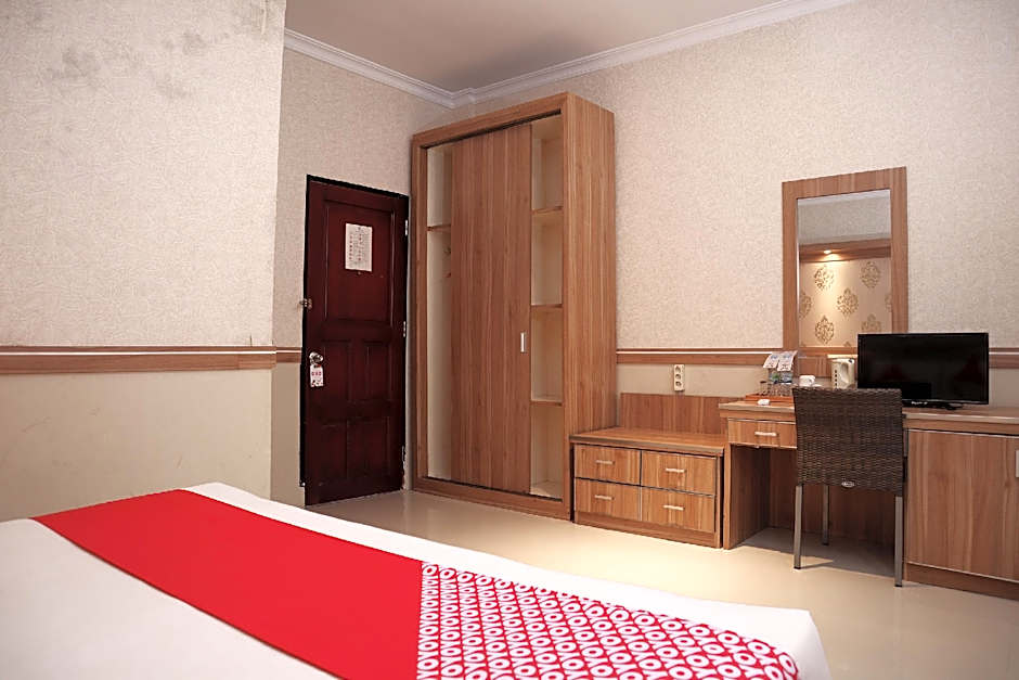 OYO 742 Mona Plaza Hotel