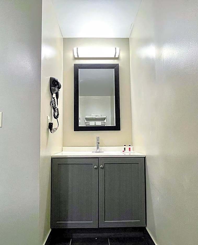 Days Inn by Wyndham Columbus IN