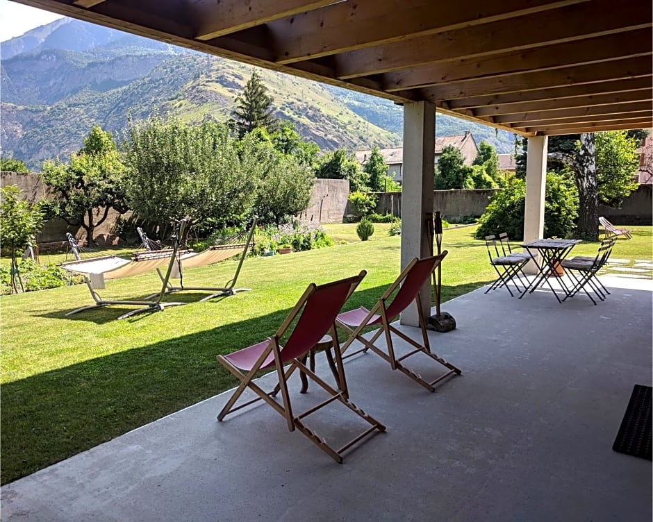 Chalet Les Cols - Chambres avec terrasse & jardin - proche de la nouvelle gare