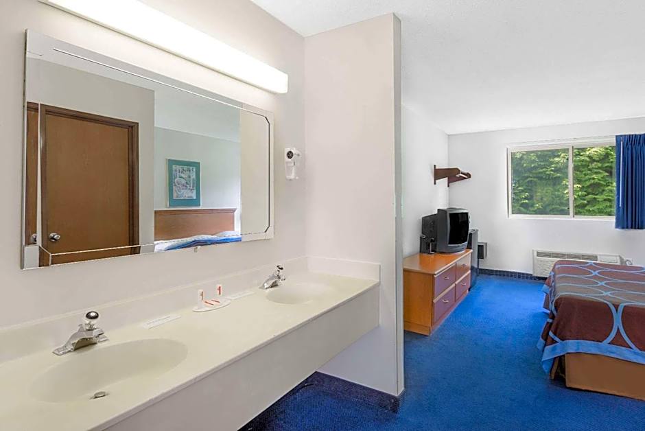 Super 8 by Wyndham Kingston