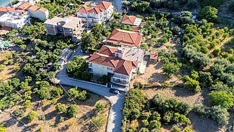 Davis Studios & Apartments