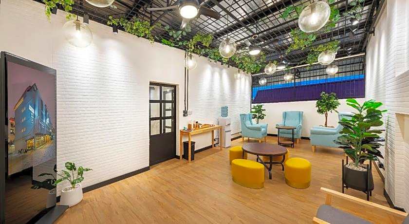 Siam Subway Hostel and Cafe