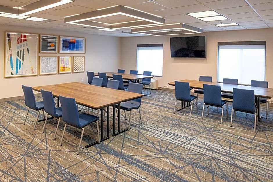 Holiday Inn Express and Suites Wichita Airport By IHG