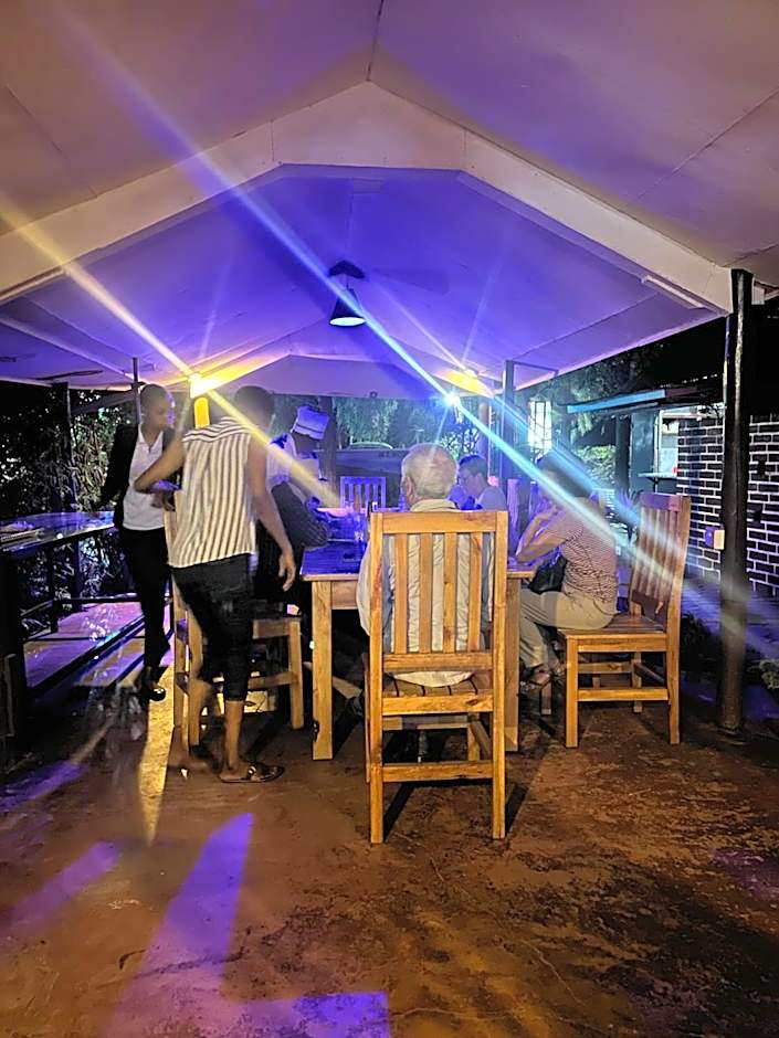 Mzunguu Safari Lodge