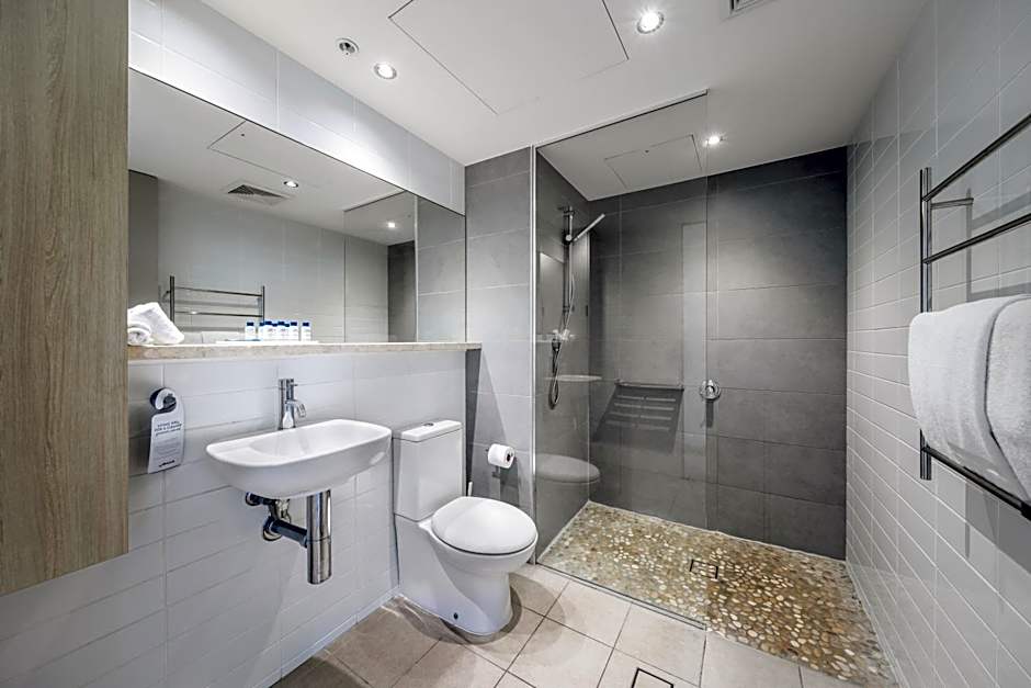 Oaks Redcliffe Mon Komo Suites