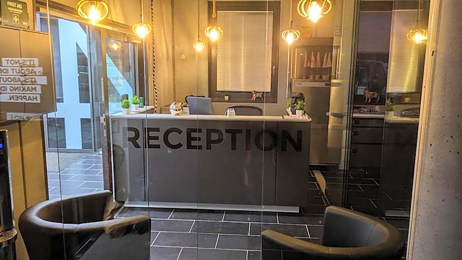 BUSINESS-MOTEL free WiFi & massage, air-con, XXL-Parking, Wallbox, Smart TV, Video-Security