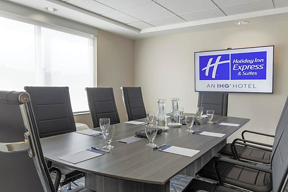 Holiday Inn Express & Suites Ottawa East-Orleans By IHG