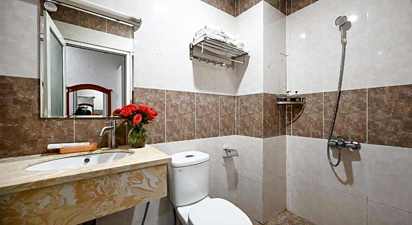 Queen Hotel Saigon Airport