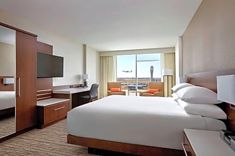 King or Queen Room with Airport View - Concierge Level