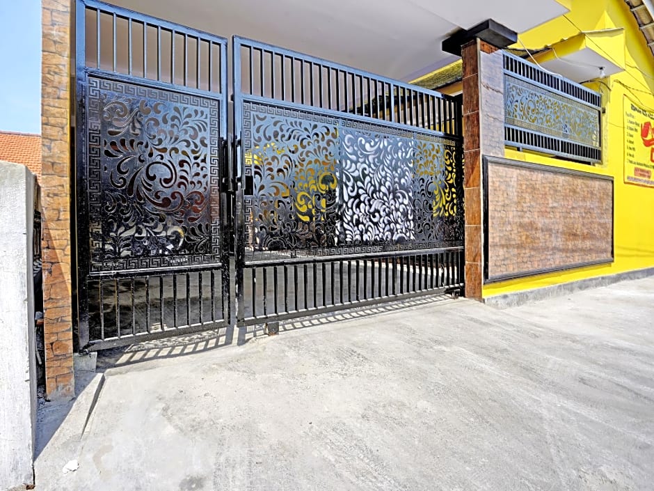 OYO Life 92920 Rumah Kost Azca