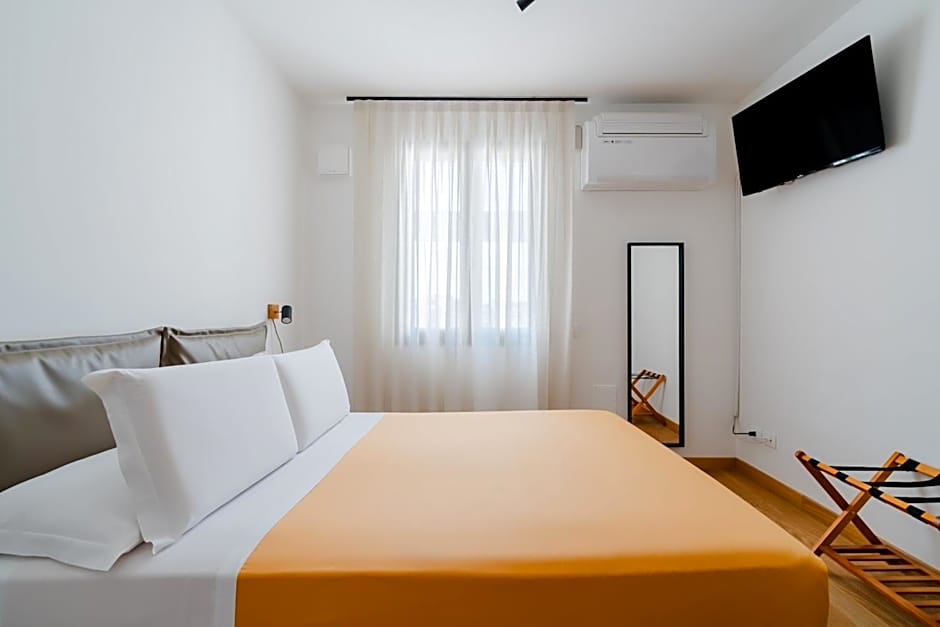 Glass House - Smart Rooms & Parking