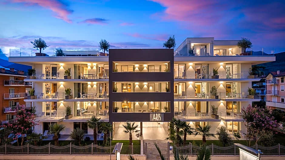 Aris Apartments & Sky Pool - Tonelli Hotels - Adult Friendly