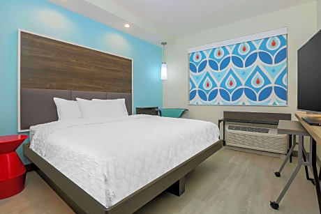 1 King Accessible Room with Bathtub