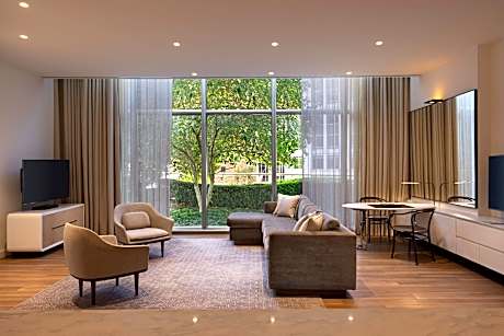 Diplomat One Bedroom Suite - One King Bed