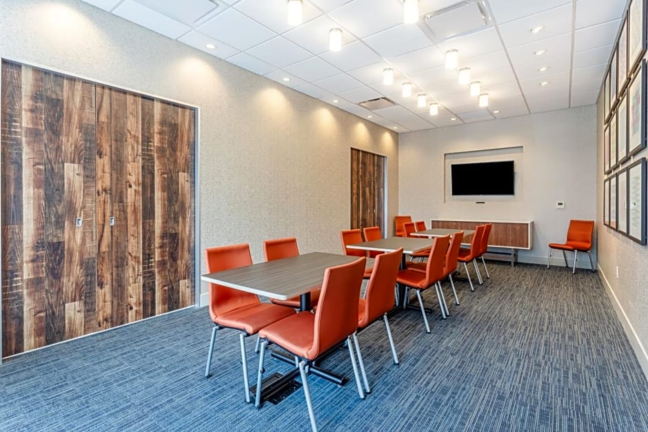 Holiday Inn Express & Suites - Springfield North, an IHG Hotel