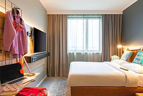 Moxy Queen Room