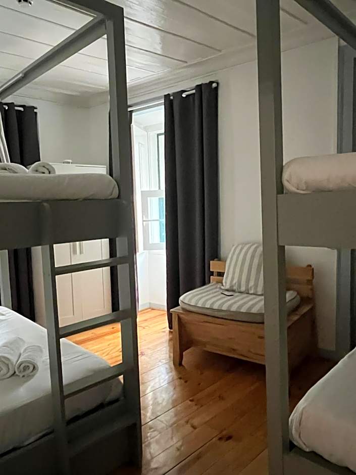 Alface Hall Hostel & Bar