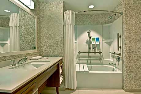1King Mobilty/Hearing Access Tub Suite Nosmk