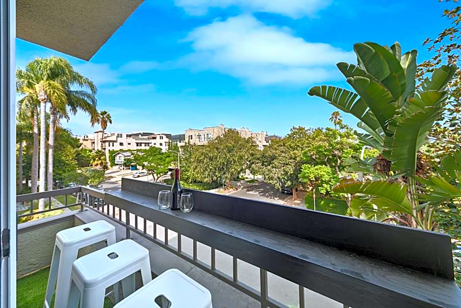 Beverly Hills Glamour Oasis 2 BR Apt with Parking 304