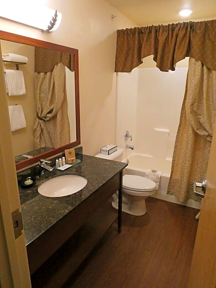 Pike's Waterfront Lodge