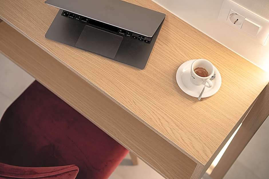 Miss Marrone City Hotel