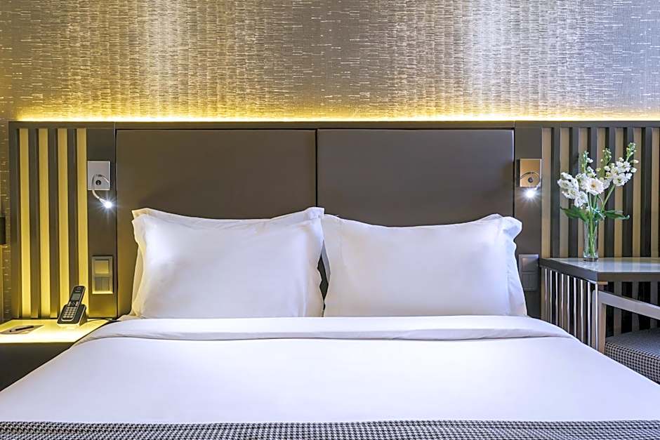 Photo 1 of 4 of Deluxe 1 Queen Bed