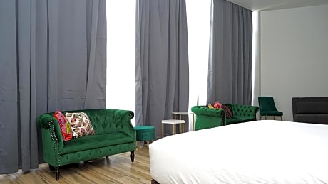 Urban Suite, Suite, 1 King, Panoramic view, Balcony