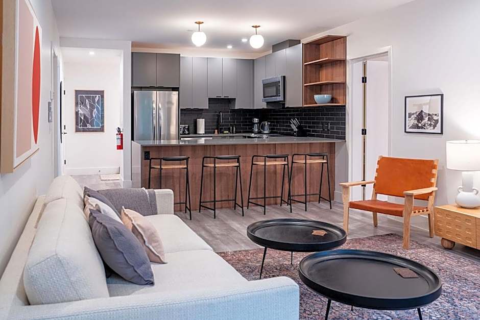 Snow & Swing Getaway - Three Bedrooms with Hot Tub (Stay Revy)