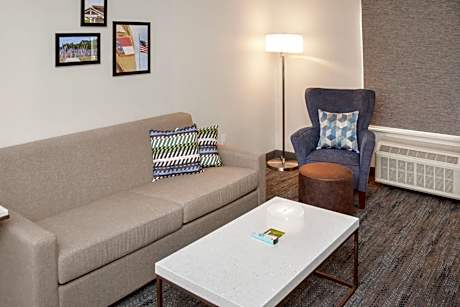 One-Bedroom King Suite with Sofa Bed and Adapted Tub - Mobility and Hearing Accessible
