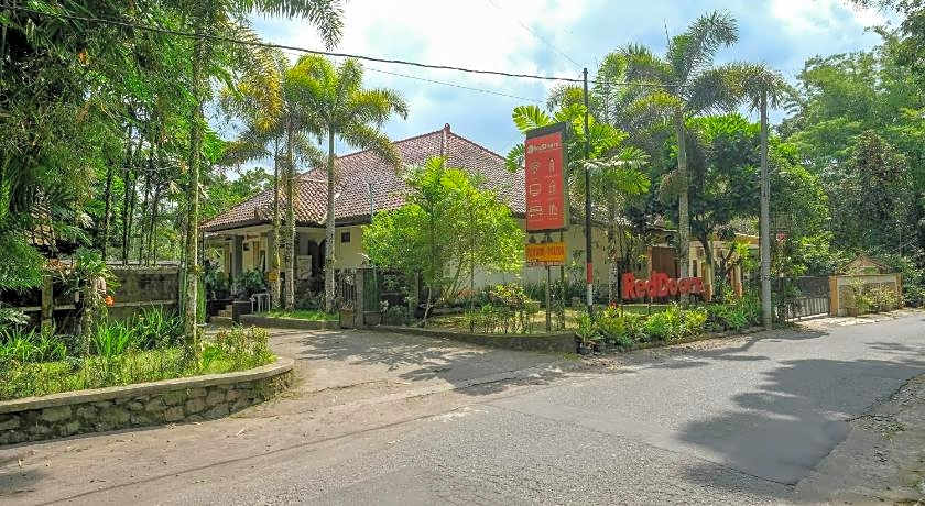RedDoorz near Museum Gunung Merapi