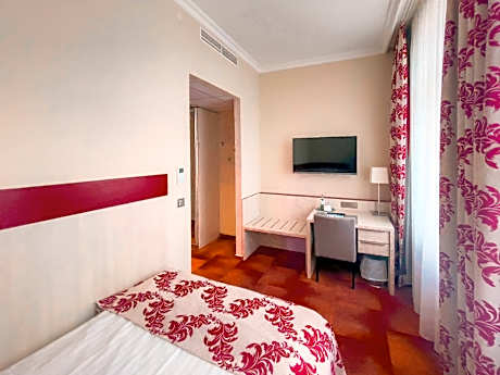 Superior - 1 Queen Bed with Bath View