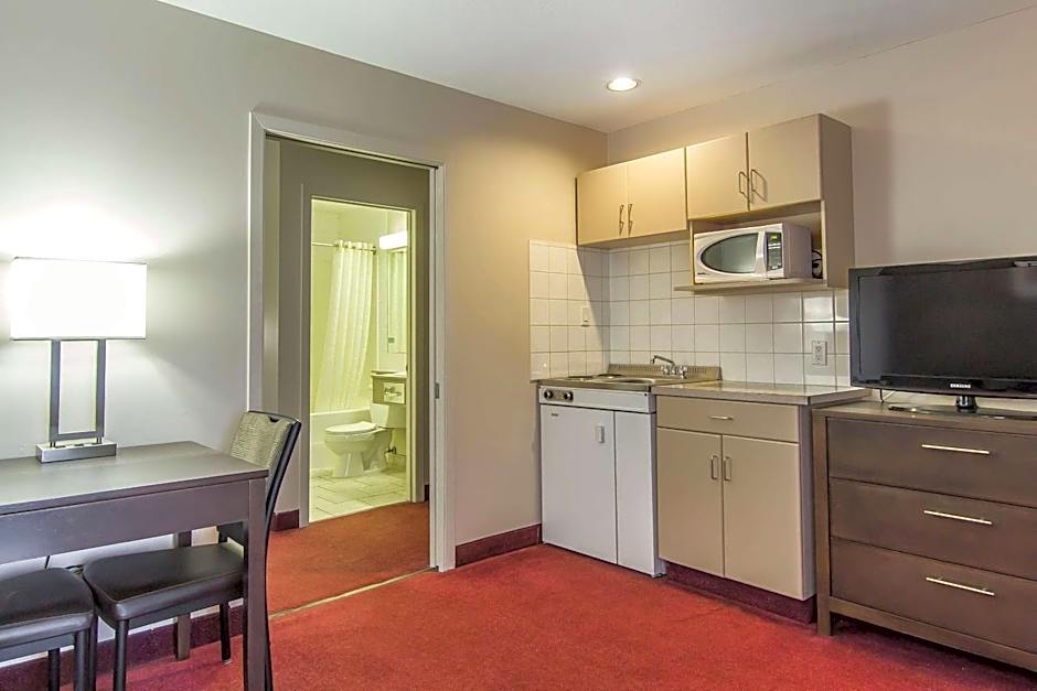 Econo Lodge And Suites