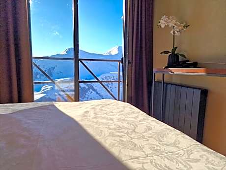 Large Double or Twin Room with Balcony and Mountain View
