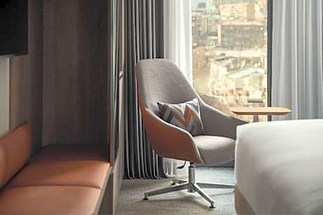 Superior King Room with City View