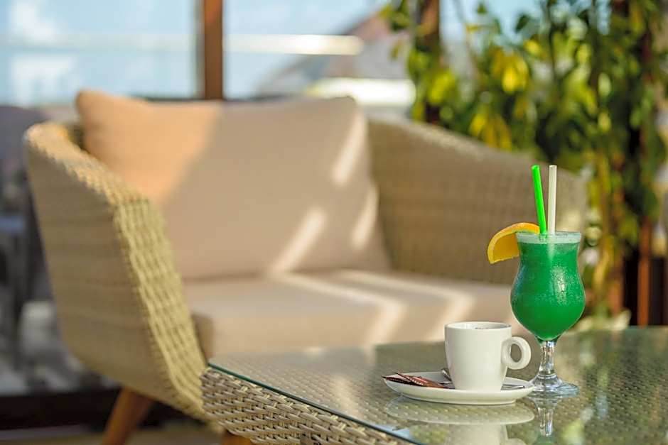 Sunny Castle Hotel - All Inclusive, Beach and Free parking