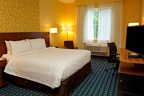 King Room with Roll-in Shower - Mobility and Hearing Accessible