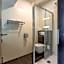 Leonis Restaurant & Rooms