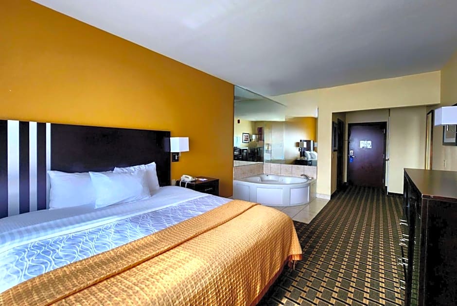Days Inn & Suites by Wyndham Sam Houston Tollway