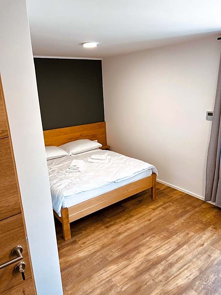 PJ Hotel Cerklje - 5min to Airport - Free Parking