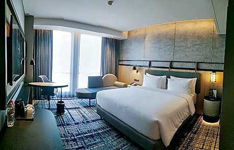 Deluxe Queen Room - City Side