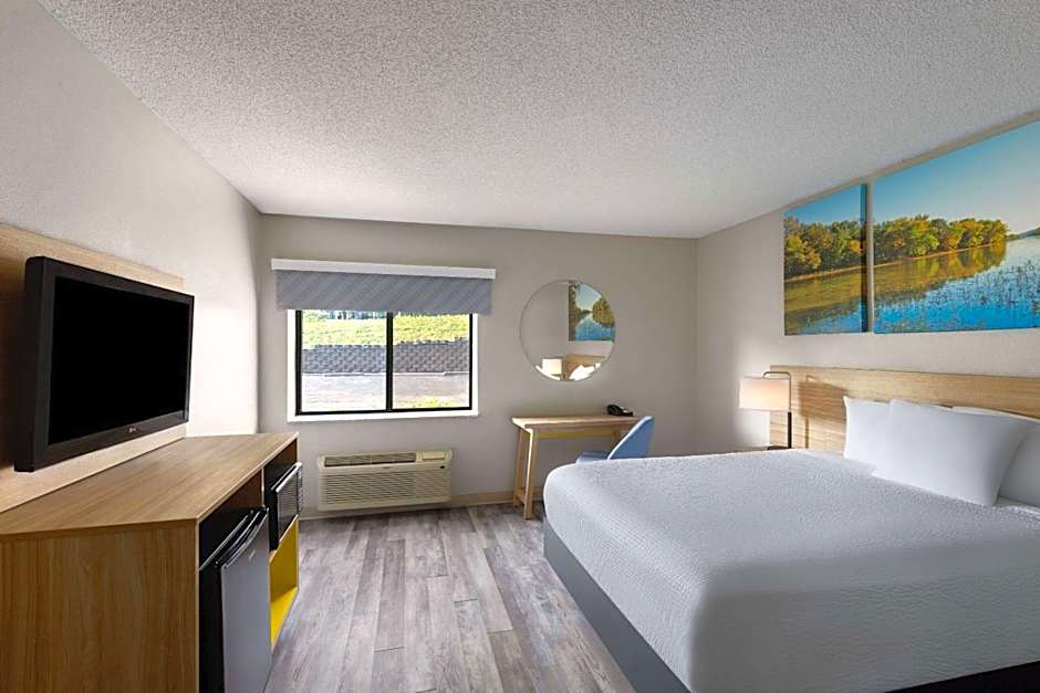 Days Inn and Suites by Wyndham Kansas City South